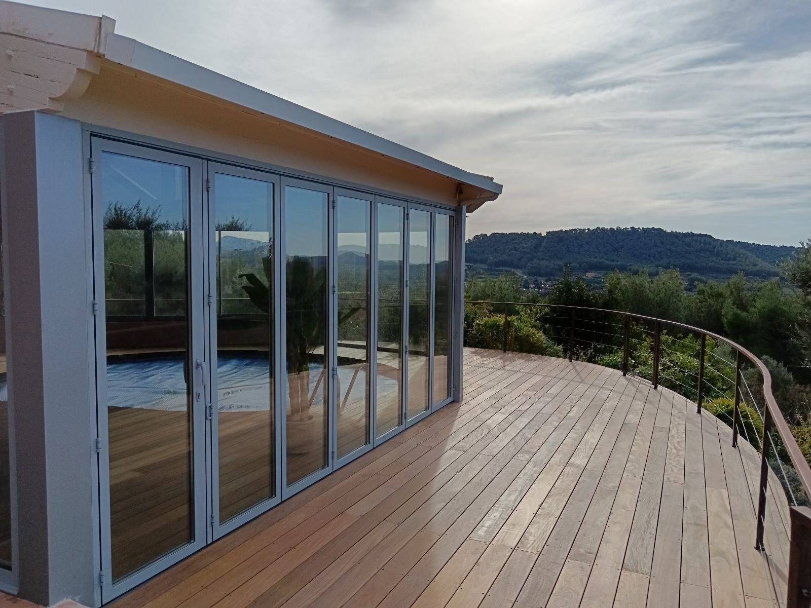 Réalisation d'une pose de Baie vitrée en accordéon donnant sur une terrasse en Bois à la Cadiére D'Azur